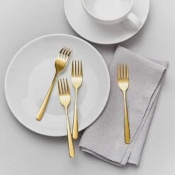 Fourchettes à Dessert QUEENS (lot De 4) 10 Fourchettes à Dessert QUEENS (lot De 4) -Butlers Verkaufsgeschäft 1000337774 220225 021 MOOD DETAILS P000000001000337774 mood